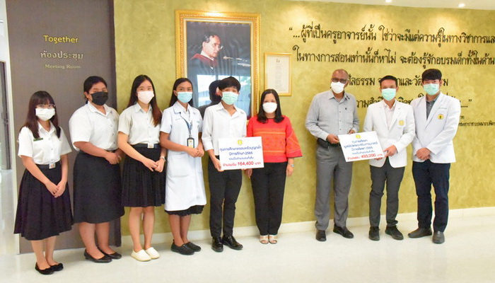 พิธีรับมอบทุนการศึกษาครอบครัวบุญกล่ำและทุนการศึกษามูลนิธิวัดพระศรีมหาอุมาเทวี ประจำปีการศึกษา 2565