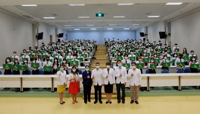 พิธีมอบสัญลักษณ์แก่นิสิตแพทย์ชั้นปีที่ 2 ประจำปีการศึกษา 2565