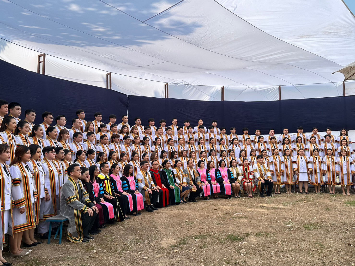 พิธีมอบปริญญาบัตร บัณฑิตแพทย์ รุ่นที่ 22 คณะแพทยศาสตร์ มหาวิทยาลัยนเรศวร 