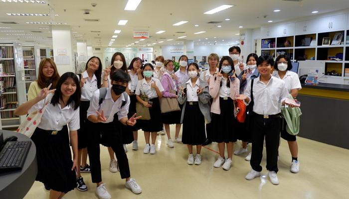 นิสิตแพทย์ใหม่ คณะแพทยศาสตร์ ม.นเรศวร เข้าร่วมกิจกรรม Library Tour สำนักหอสมุด ม.นเรศวร