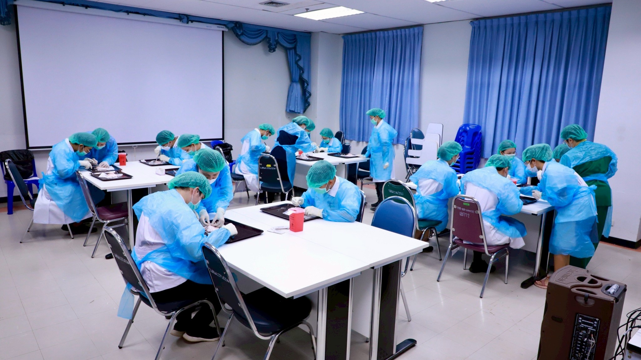 การฝึกปฏิบัติการเย็บแผลฝีเย็บ โดยใช้โมเดลหมู 