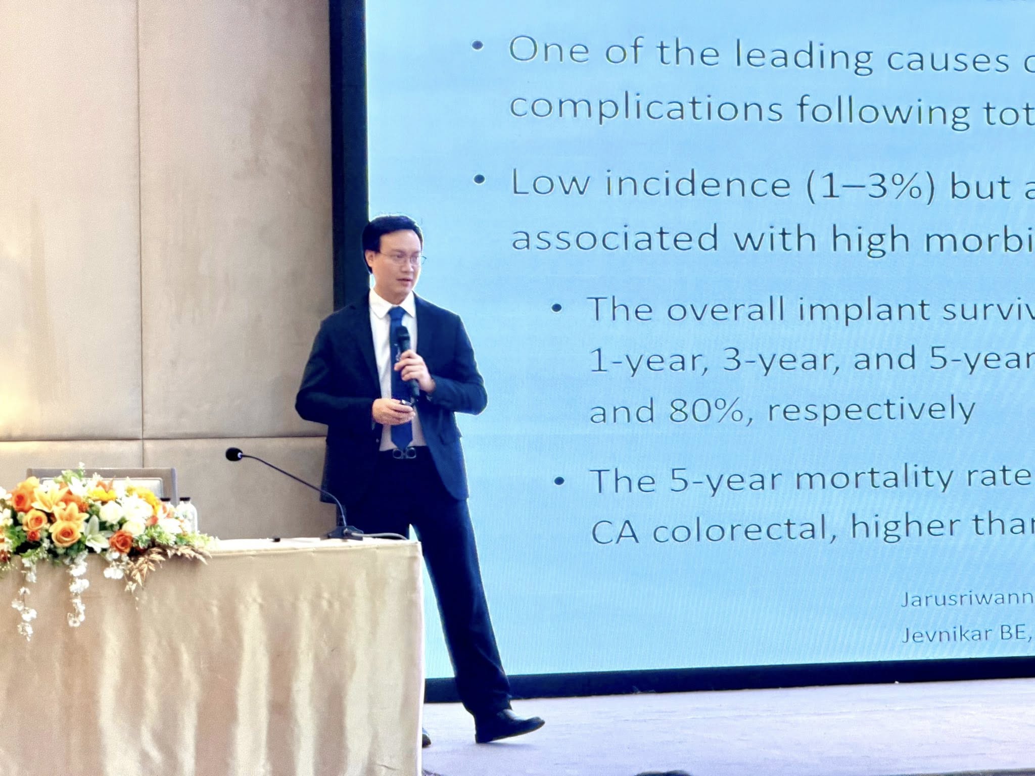 รศ. นพ.อรรถกร จารุศรีวรรณา ได้รับเชิญให้บรรยายในหัวข้อ “Periprosthetic Joint Infection (PJI): Diagnosis and Pathway”