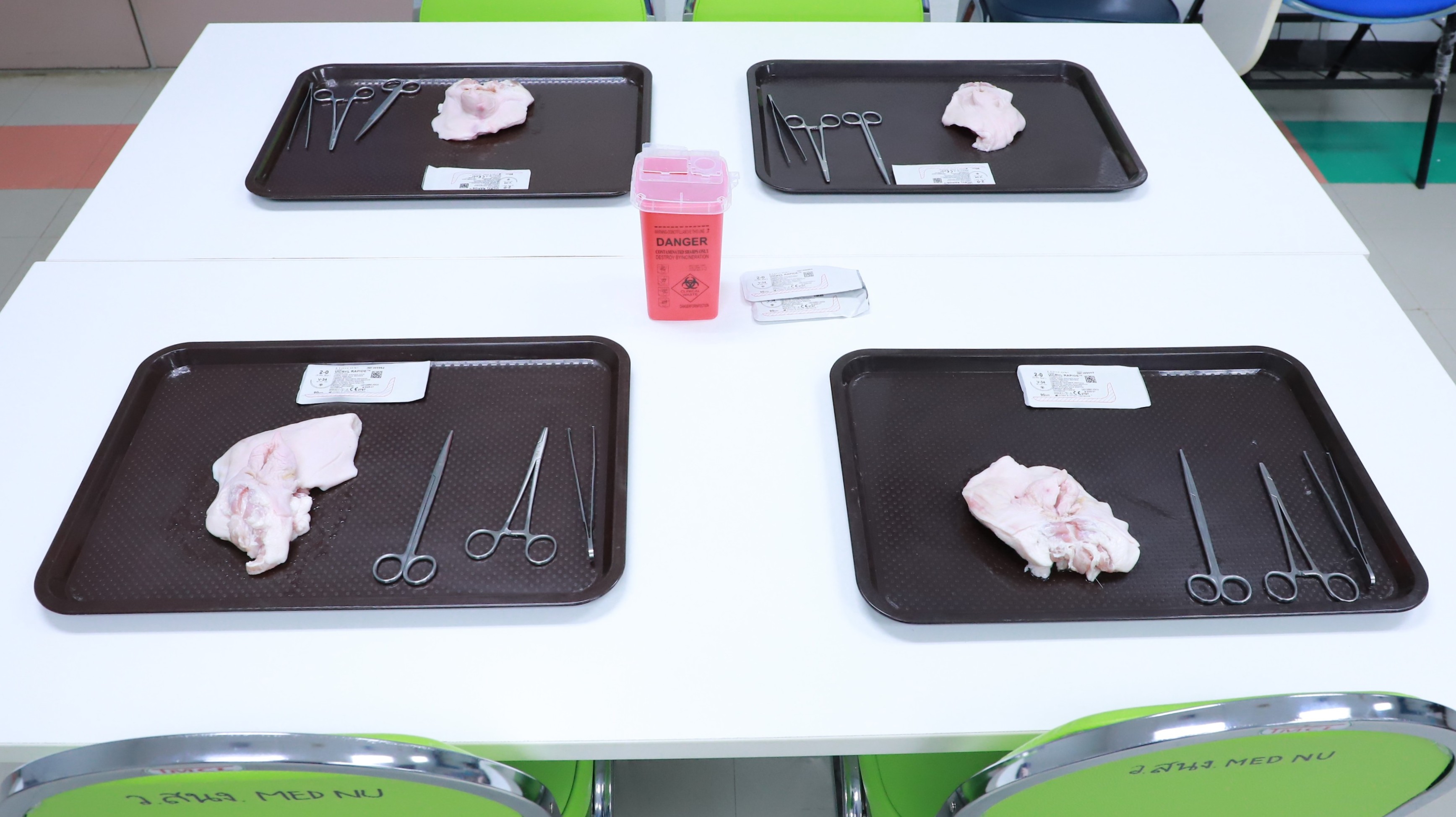 การฝึกปฏิบัติการเย็บแผลฝีเย็บ โดยใช้โมเดลหมู 