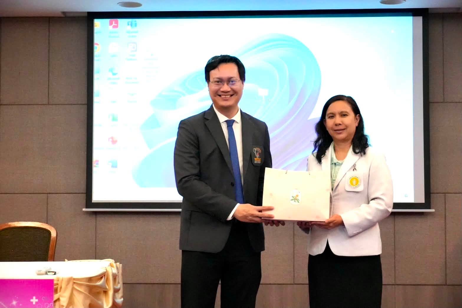 รศ. นพ.อรรถกร จารุศรีวรรณา ได้รับเกียรติเป็นวิทยากรบรรยายหัวข้อ “Fall Prevention and Osteoporosis Management in Older Adults”