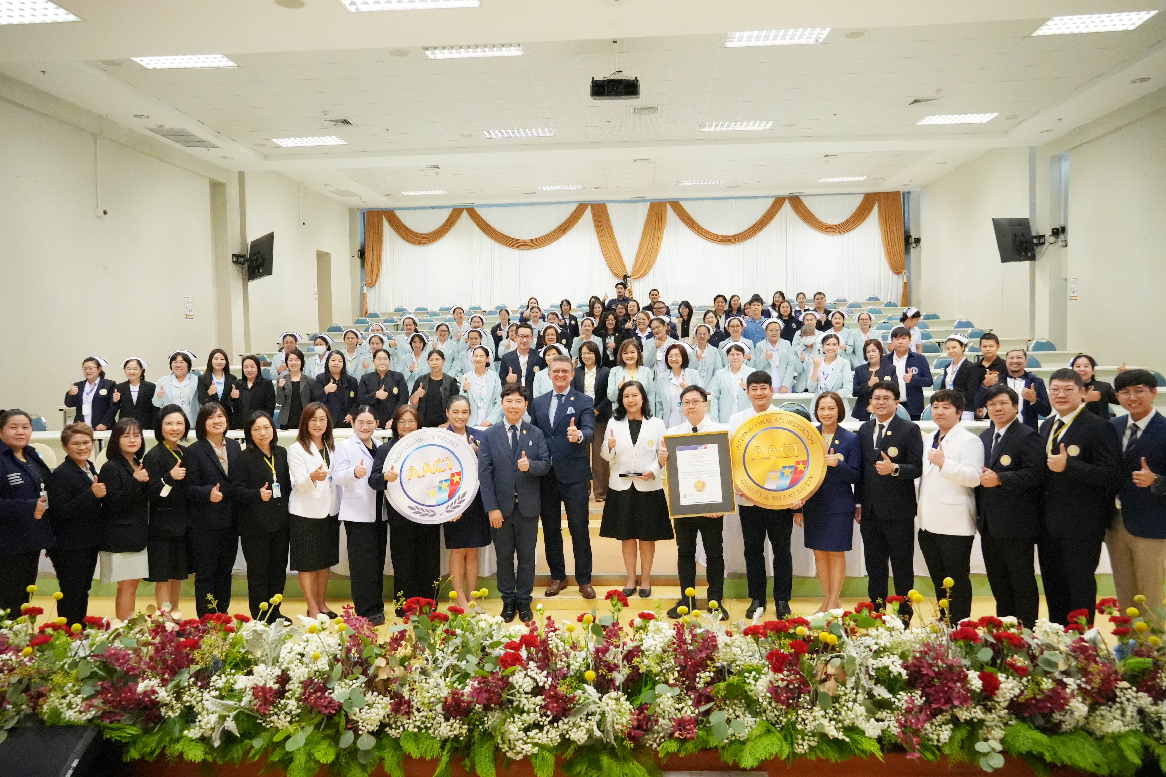 โรงพยาบาลมหาวิทยาลัยนเรศวร เป็นโรงพยาบาลโรงเรียนแพทย์แห่งแรก ในประเทศไทย ที่ได้รับการรับรองคุณภาพตามมาตรฐานสากลจาก AACI  